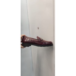 Mocasín Pitillos Burdeos para Mujer | Elegancia y Comodidad
