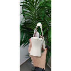 Añade un toque de frescura y estilo a tu look con esta elegante alpargata amarilla. Diseñada para ofrecer comodidad y ligereza,