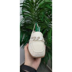 Añade un toque de frescura y estilo a tu look con esta elegante alpargata amarilla. Diseñada para ofrecer comodidad y ligereza,