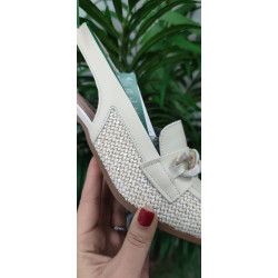 Añade un toque de frescura y estilo a tu look con esta elegante alpargata amarilla. Diseñada para ofrecer comodidad y ligereza,