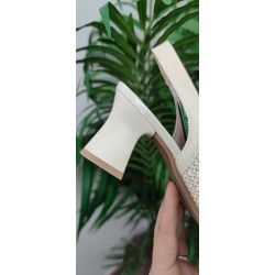 Añade un toque de frescura y estilo a tu look con esta elegante alpargata amarilla. Diseñada para ofrecer comodidad y ligereza,