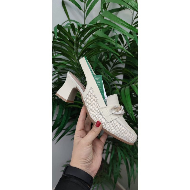 Añade un toque de frescura y estilo a tu look con esta elegante alpargata amarilla. Diseñada para ofrecer comodidad y ligereza,