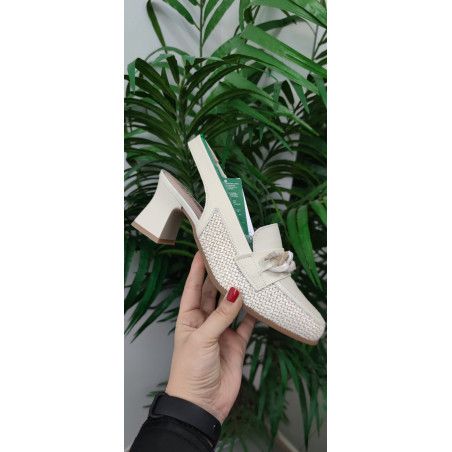 Añade un toque de frescura y estilo a tu look con esta elegante alpargata amarilla. Diseñada para ofrecer comodidad y ligereza,