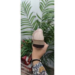 Mocasín de Mujer Color Crema con Cadena Adelante – Elegancia y Estilo