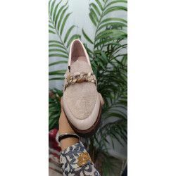 Mocasín de Mujer Color Crema con Cadena Adelante – Elegancia y Estilo