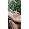 Mocasín de Mujer Color Crema con Cadena Adelante – Elegancia y Estilo