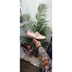 Mocasín de Mujer Color Crema con Cadena Adelante – Elegancia y Estilo