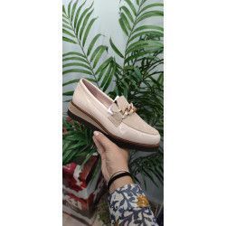 Mocasín de Mujer Color Crema con Cadena Adelante – Elegancia y Estilo