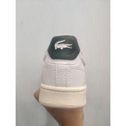 Deportiva de Piel Blanca con Contrafuerte Verde – Estilo y Comodidad