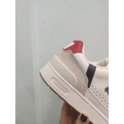 Deportiva de Piel con Detalles en Azul, Rojo y Beige – Confort y Estilo