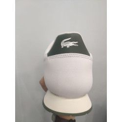 Zapatilla Blanca con Contrafuerte Verde – Comodidad y Estilo