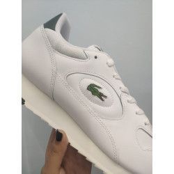 Zapatilla Blanca con Contrafuerte Verde – Comodidad y Estilo