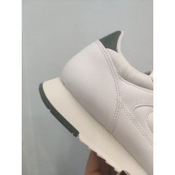 Zapatilla Blanca con Contrafuerte Verde – Comodidad y Estilo