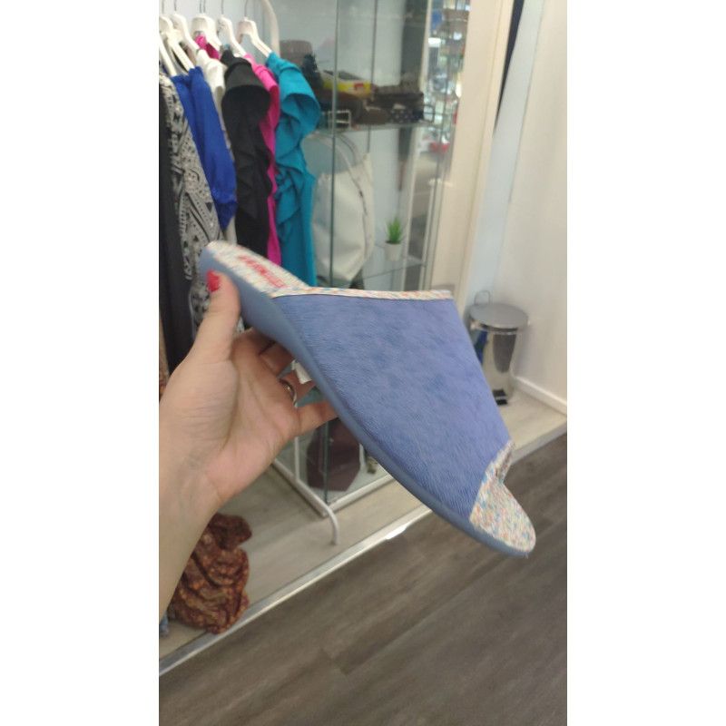 Zapatilla de Andar por Casa Azul Abierta – Comodidad y Frescura