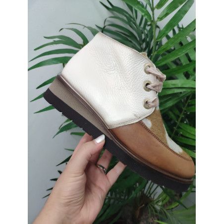 BOTÍN DE PIEL CON ESTAMPADO DE VACA