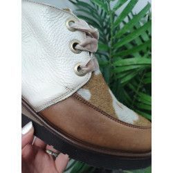 BOTÍN DE PIEL CON ESTAMPADO DE VACA