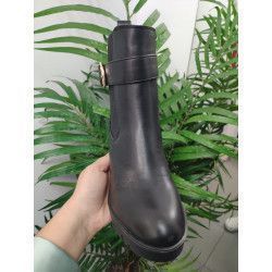 BOTÍN TACÓN ANCHO HEBILLA DORADA