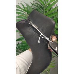 BOTÍN TACÓN FINO NEGRO