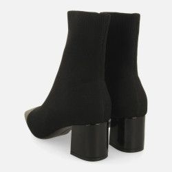 BOTÍN ELÁSTICO NEGRO PUNTERA DORADA