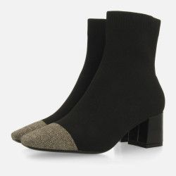 BOTÍN ELÁSTICO NEGRO PUNTERA DORADA