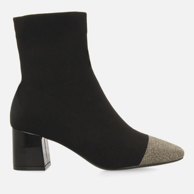 BOTÍN ELÁSTICO NEGRO PUNTERA DORADA